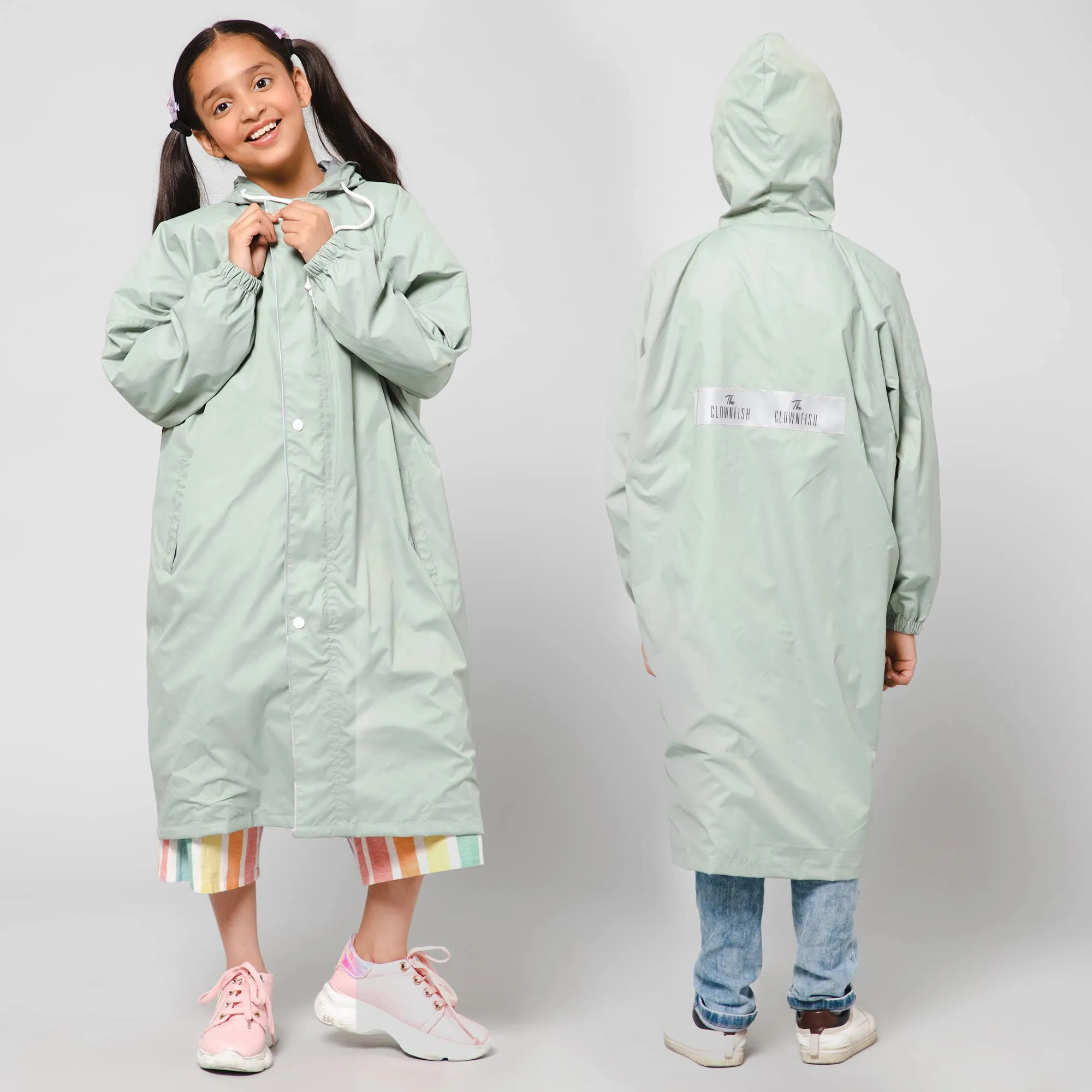 THE CLOWNFISH Cloud Chaser Series Kids Raincoat Waterproof Polyester Double Coating Reversible Longcoat with Hood and Reflector Logo at Back. Printed Plastic Pouch. Kid Age-7-8 years (Pista Green)