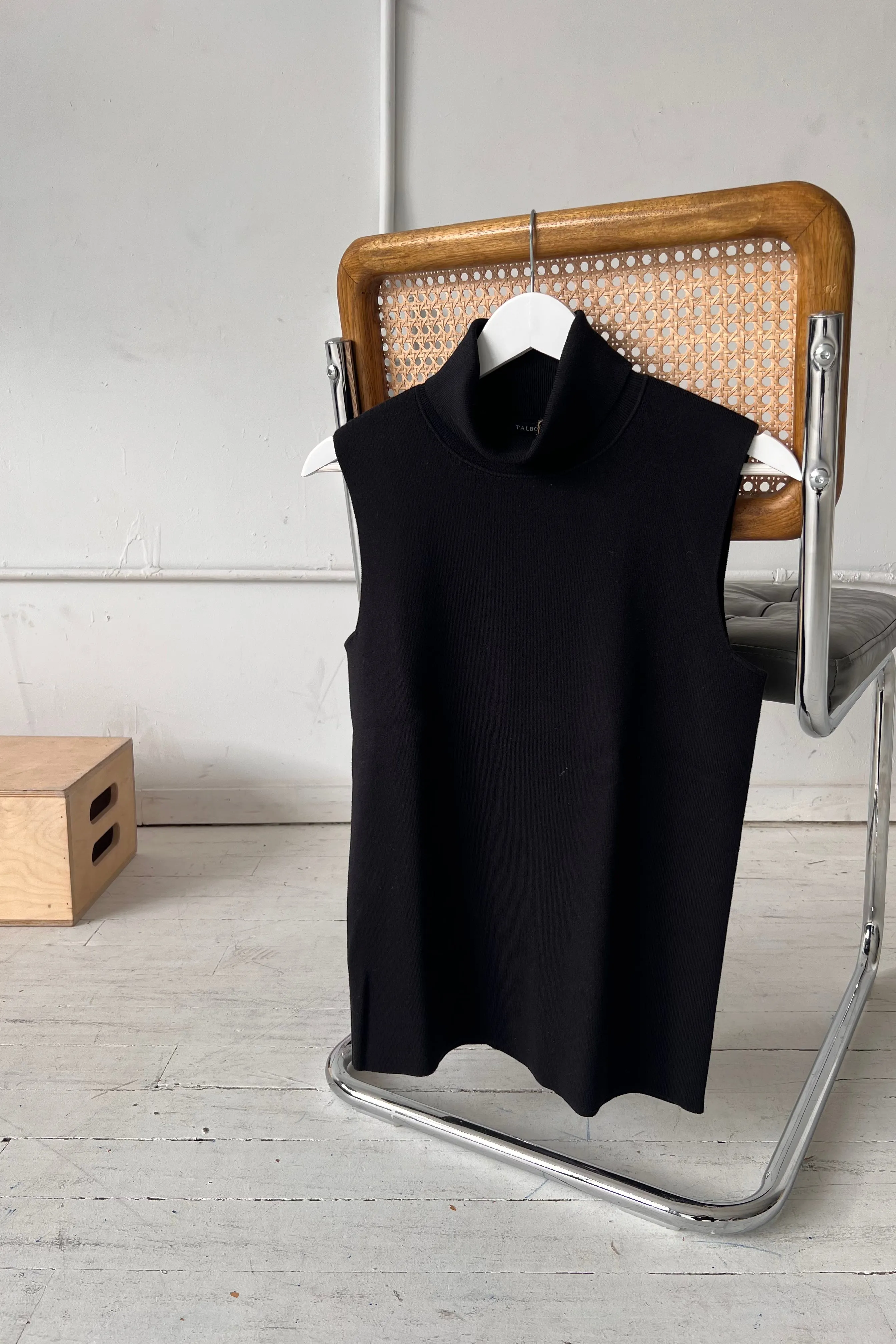 VINTAGE 00's Black Sleeveless Turtleneck - M